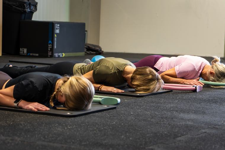 Séance de stretching en groupe chez C-Fitness Barchon