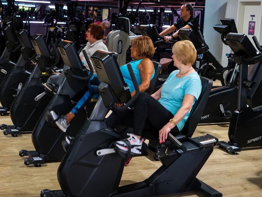 Espace cardio de C-Fitness Barchon : vélos, tapis et rameurs
