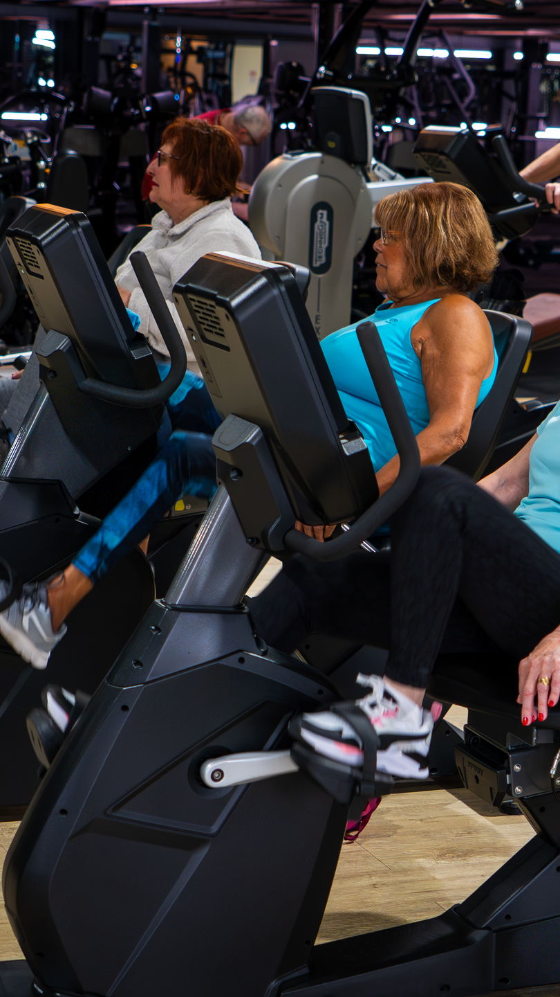 L’espace cardio de C-Fitness à Barchon avec ses vélos et ses membres en séance